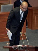 [포토] 단상으로 향하는 문형표 보건복지부 장관