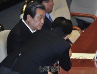 [포토] 대화 나누는 새누리당 김무성 대표