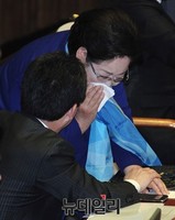 [포토] 대화 나누는 유승민-김을동