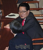 [포토] 대화 나누는 '박지원-안철수' 의원