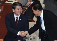 [포토] 악수 나누는 안철수 의원과 이재오 의원