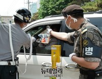 [포토] 체온측정하는 국방부 출입소