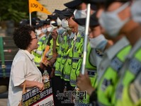 [포토] 메르스 마스크와 퀴어축제 반대 시위자