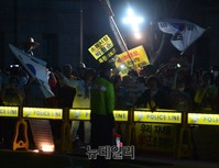 [포토] 자정에 가까운 시간에도 계속되는 동성애반대집회