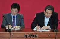 [포토] 메모하는 김무성 대표와 유승민 원내대표