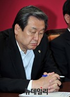 [포토] 심각한 표정의 새누리당 김무성 대표