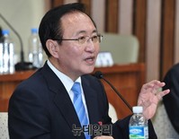 [포토] 위원들의 질문에 답하는 노회찬 전 의원