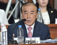 [포토] 질문에 답하는 이홍훈 법조윤리협 위원장