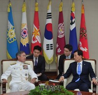 [포토] 대화나누는 '한민구 장관-해리 해리스 사령관'
