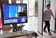 [포토] 메르스 예방 열 감지기 통과하는 국회 직원들