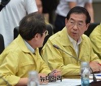 [포토] 메르스 안전관리위원회의, 대화나누는 박원순-조희연