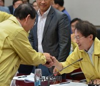 [포토] 서울시 안전관리위, 악수나누는 박원순-조희연