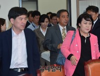 [포토] 당권재민 혁신위원회, 입장하는 혁신위원