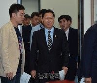 [포토] 당권재민 혁신위원회, 입장하는 김상곤 위원장