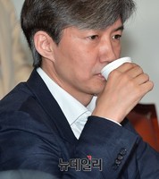 [포토] 물 마시는 조국 혁신위원
