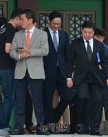 [포토] 중국권력 3위 장더장과 회동 마치고 나서는 이재용 부회장
