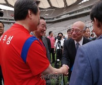 [포토] 김무성대표와 악수나누는 '벳쇼 고로' 주한일본대사