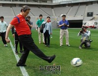 [포토] 한일 국회의원 축구대회, 연습하는 김무성 대표