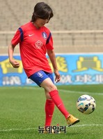 [포토] 한일 국회의원 축구대회, 연습하는 나경원 의원