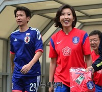 [포토] 한일 국회의원 축구대회, 입장하는 나경원 의원