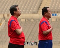 [포토] 국기에 대한경례하는 김무성-서청원