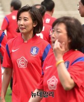[포토] 한일 국회의원 축구대회, 유니폼 입은 나경원-김현