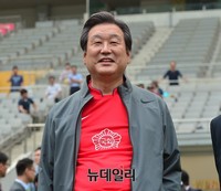 [포토] 국가대표 유니폼 입고 경기장에 등장한 김무성 대표