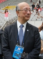 [포토] 한일 국회의원 축구대회 참석한 고로 주한일본대사