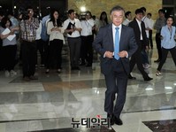 [포토] 의총장으로 향하는 새정치민주연합 문재인 대표