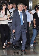 [포토] 의총장으로 향하는 문재인 대표