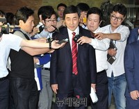 [포토] 의총장으로 향하는 이종걸 원내대표