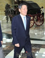 [포토] 의총장으로 향하는 주승용 최고위원