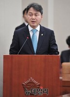 [포토] 성완종 리스트 수사 보고하는 김주현 법무부 차관