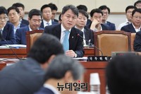 [포토] 의원들의 질문에 답하는 김주현 차관