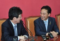 [포토] 대화 나누는 유승민-정진후