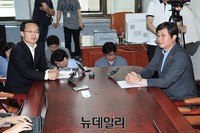 [포토] 황교안 총리후보자 관련 회동 갖는 여야 원내수석