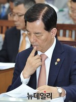 [포토] 자료 검토하는 한민구 국방부장관