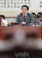 [포토] 법사위 출석한 유기준 장관