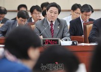[포토] 의원들의 질문에 답하는 유기준 해수부장관