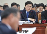 [포토] 질문에 답하는 최양희 미래창조과학부 장관
