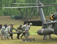 [포토] 의료헬기로 전상자 옮기는 한미연합군