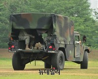 [포토] 전상자 옮기는 한미연합군