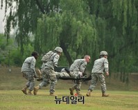 [포토] 전상자 옮기는 한미연합군