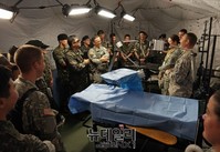 [포토] 한미연합 군종훈련, 야전수술텐트서 대화나누는 연합군