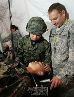 [포토] 한미군종 야외훈련, 야전수술전 기도하는 군종요원