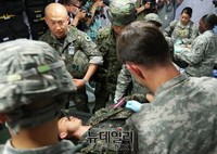 [포토] 야전수술센터에서 진행되는 한미군종 훈련