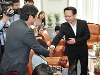 [포토] 악수 나누는 조해진-이춘석