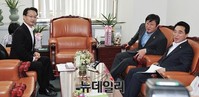 [포토] 대화 나누는 여야 원내수석부대표