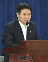 [포토] 인사말 하는 홍문종 의원