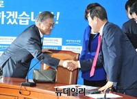 [포토] 악수 나누는 문재인-박주선